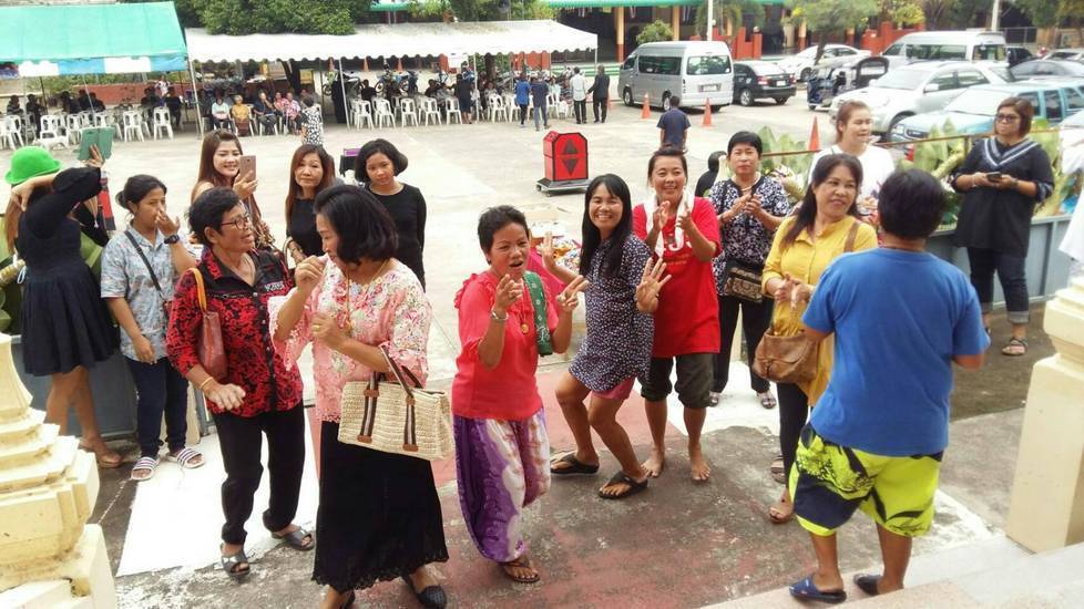 【妻子在丈夫葬礼上载歌载舞】揭秘妻子在丈夫葬礼上载歌载舞真相!