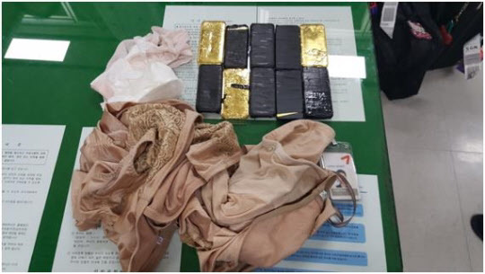 空姐内衣藏金块入韩被捕 海关称是惯犯!
