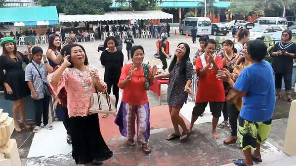 【妻子在丈夫葬礼上载歌载舞】揭秘妻子在丈夫葬礼上载歌载舞真相!