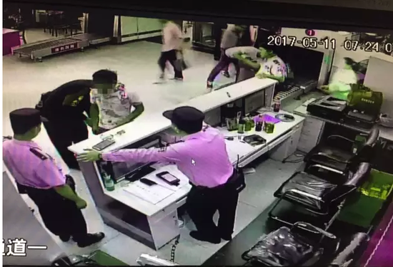 义乌火车站现血衣男子 鲜血是谁的?义乌火车站现血衣男子